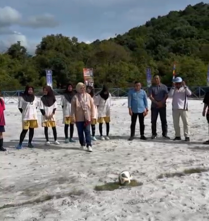 Maya Sari, Ketua DPRD Lingga saat membuka turnamen mini soccer Desa Sekanah. F. Redaksi