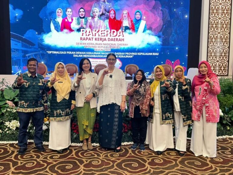Dekranasda Kabupaten Lingga saat mengikuti Rakerda Dekranasda Provinsi Kepri Tahun 2025. F. Redaksi