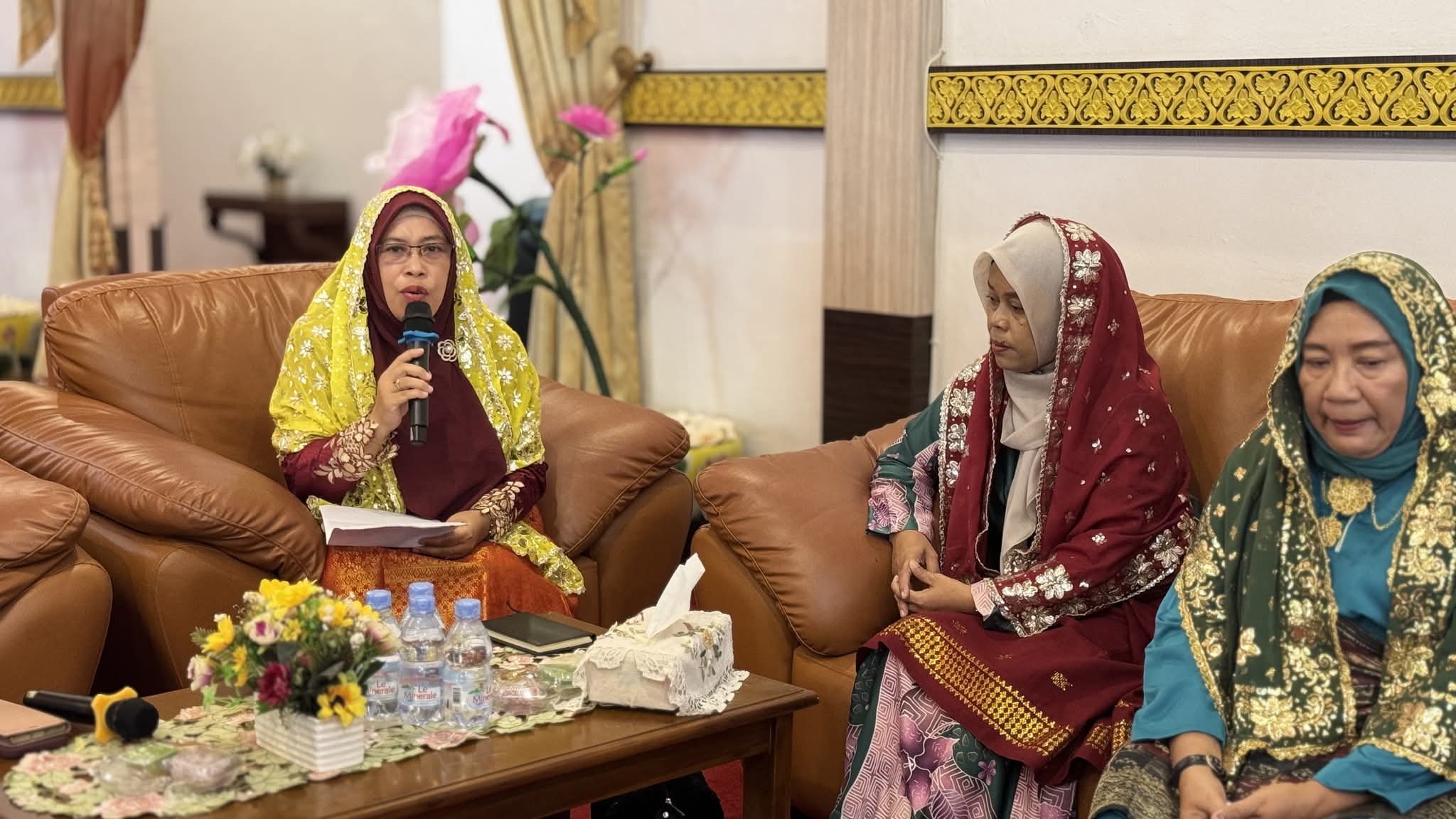 Kegiatan pembinaan Kualitas Mutu Pengrajin Tudung Manto oleh DisperindagKom UMKM. F. Redaksi