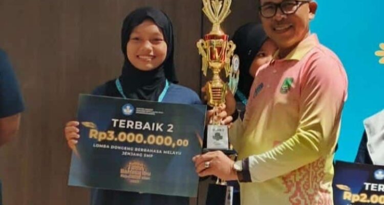 E. Aura Naqiyya Qalesya saat menerima penghargaan atas prestasi yang diperolehnya. F. Redaksi