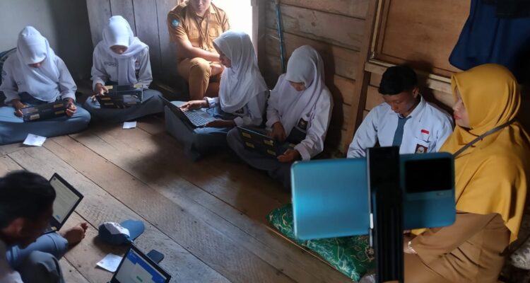 Siswa-siswi SMA Negeri 1 Kepulauan Posek saat melaksanakan TKA di rumah warga. F. Redaksi