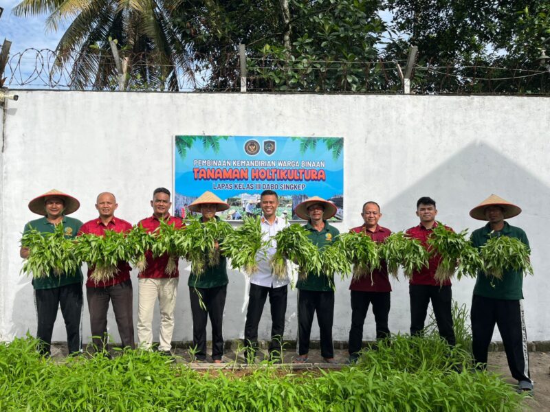 Warga binaan bersama petugas Lapas Kelas III Dabo Singkep saat melakukan panen di kebun kangkung. F. Redaksi
