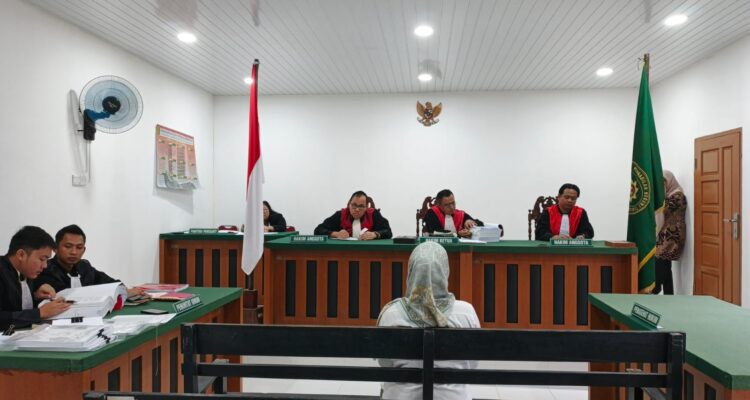 Terdakwa Safa Ringga saat menjalani sidang pemeriksaan saksi di Ruang Sidang PN Tanjungpinang, Dabo Singkep. F. Redaksi Terdakwa Safa Ringga saat menjalani sidang pemeriksaan saksi di Ruang Sidang PN Tanjungpinang, Dabo Singkep. F. Redaksi
