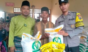 Lurah Dabo lama membagikan bantuan pangan tahap 2 kepada 275 KPM. F. Redaksi