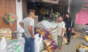 unit III Tipidter Satreskrim Polres Lingga saat melakukan pengecekan di sejumlah distributor. F. Redaksi unit III Tipidter Satreskrim Polres Lingga saat melakukan pengecekan di sejumlah distributor. F. Redaksi