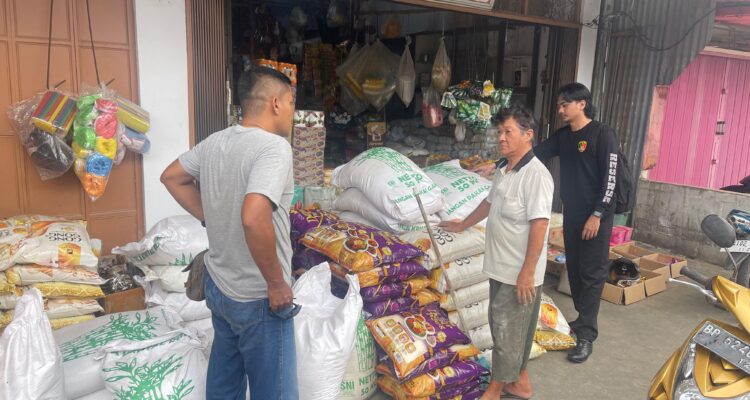 unit III Tipidter Satreskrim Polres Lingga saat melakukan pengecekan di sejumlah distributor. F. Redaksi unit III Tipidter Satreskrim Polres Lingga saat melakukan pengecekan di sejumlah distributor. F. Redaksi