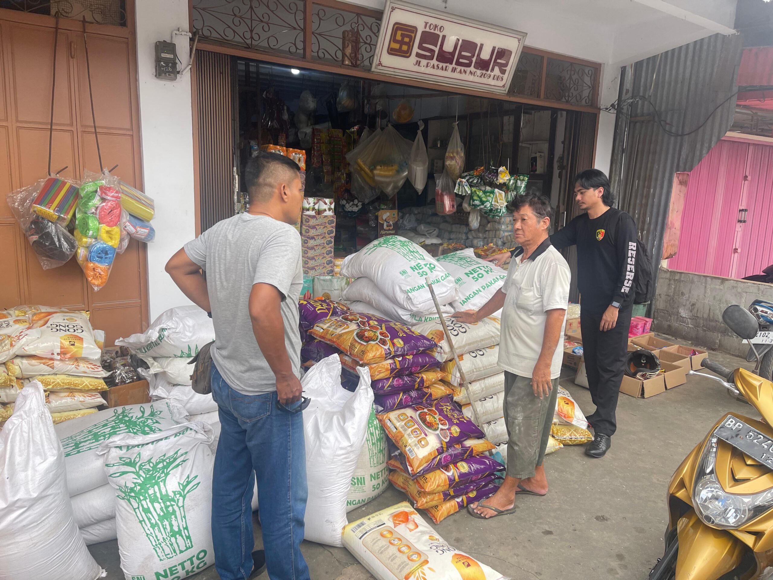 unit III Tipidter Satreskrim Polres Lingga saat melakukan pengecekan di sejumlah distributor. F. Redaksi