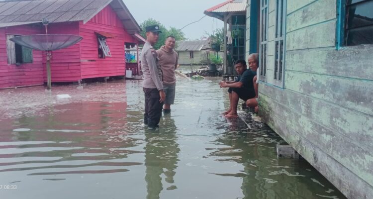 Lurah Dabo Lama, Bersama dengan ketua RT/RW dan BMKG Dabo Lingga meninjau langsung masyarakat yang terdampak banjir ROB. F. Redaksi