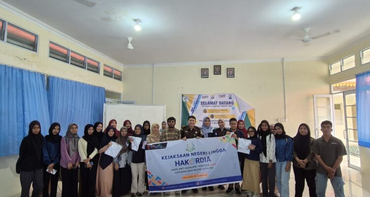 Kejaksaan Negeri Lingga Menggelar Penyuluhan Hukum dan Dialog Interaktif Kepada Mahasiswa Politeknik Negeri Lingga Memperingati HAKORDIA Tahun 2025. F. Redaksi Kejaksaan Negeri Lingga Menggelar Penyuluhan Hukum dan Dialog Interaktif Kepada Mahasiswa Politeknik Negeri Lingga Memperingati HAKORDIA Tahun 2025. F. Redaksi