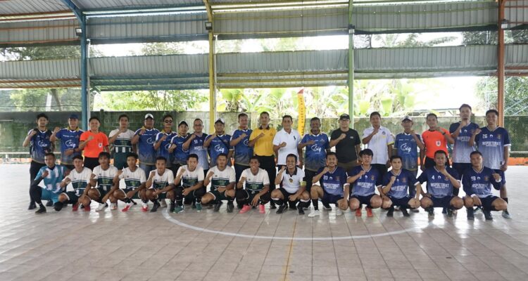 Foto bersama Team yang akan bertanding pada laga pertama pada pembukaan Turnamen Futsal LMG CUP 2 Tahun 2025. F. Redaksi