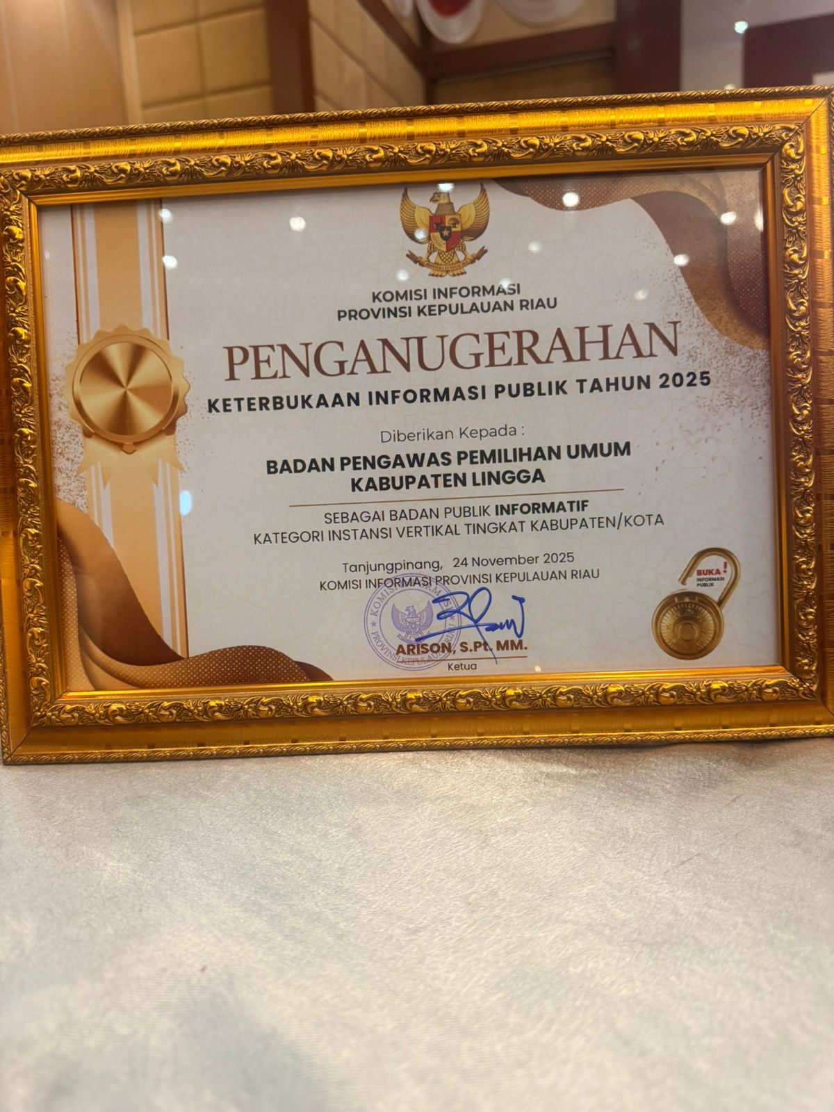Anugerah Keterbukaan Informasi Publik tingkat Provinsi Kepulauan Riau Tahun 2025 yang diperoleh Bawaslu Lingga. F. Redaksi