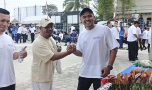 Safarudin (Tengah) Kepala Bapenda Lingga saat memborong beras di stand Koperasi Merah Putih Desa Batu Kacang untuk dibagikan kepada masyarakat. F. Redaksi