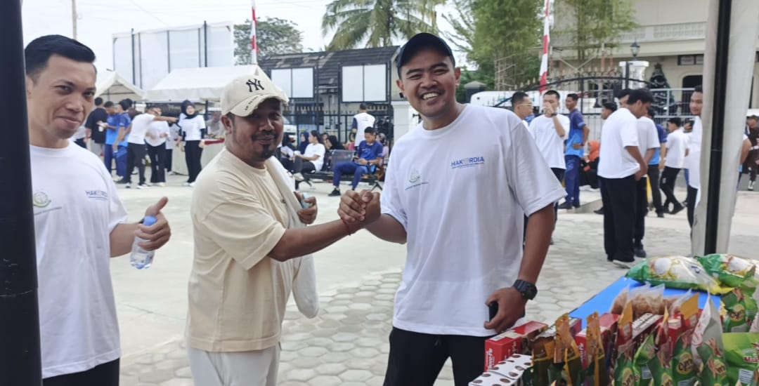 Safarudin (Tengah) Kepala Bapenda Lingga saat memborong beras di stand Koperasi Merah Putih Desa Batu Kacang untuk dibagikan kepada masyarakat. F. Redaksi