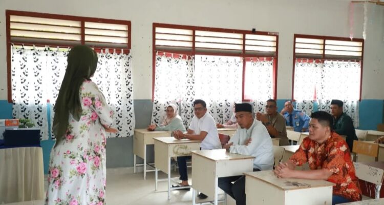 Pengambilan Rapor semester ganjil tahun 2025 di SMA Negeri 2 Singkep. F. Redaksi