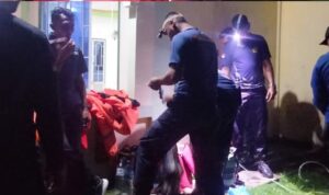 Petugas Damkar unit Daik Lingga saat Mengevakuasi tawon vespa yang bersarang di kubah masjid dan sempat menggigit beberapa jamaah. F. Redaksi Petugas Damkar unit Daik Lingga saat Mengevakuasi tawon vespa yang bersarang di kubah masjid dan sempat menggigit beberapa jamaah. F. Redaksi