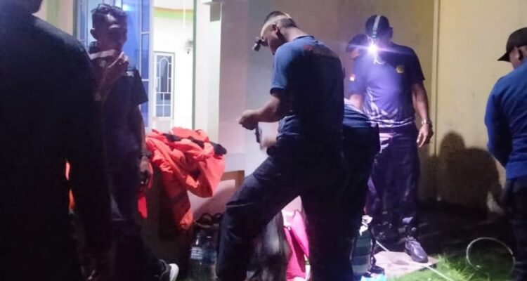 Petugas Damkar unit Daik Lingga saat Mengevakuasi tawon vespa yang bersarang di kubah masjid dan sempat menggigit beberapa jamaah. F. Redaksi