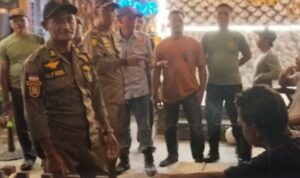 Satpol PP Kecamatan Senayang, Kabupaten Lingga bersama Satlinmas setempat melakukan patroli jam malam di Kelurahan Senayang. F. Redaksi