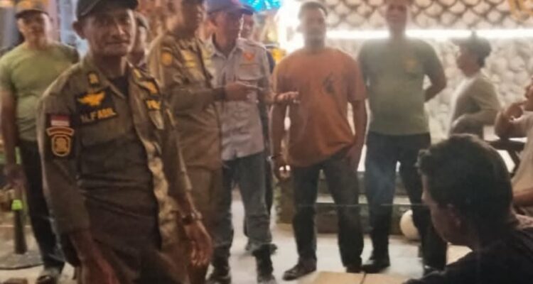 Satpol PP Kecamatan Senayang, Kabupaten Lingga bersama Satlinmas setempat melakukan patroli jam malam di Kelurahan Senayang. F. Redaksi Satpol PP Kecamatan Senayang, Kabupaten Lingga bersama Satlinmas setempat melakukan patroli jam malam di Kelurahan Senayang. F. Redaksi