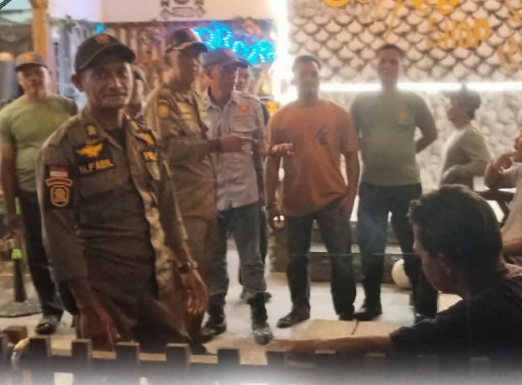 Satpol PP Kecamatan Senayang, Kabupaten Lingga bersama Satlinmas setempat melakukan patroli jam malam di Kelurahan Senayang. F. Redaksi