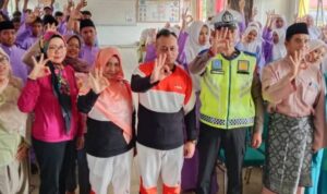Bupati Lingga Bersama istri foto bersama dengan Satlantas Polres Lingga dan Siswa/i SMA Negeri 1 Singkep Pesisir. F. Redaksi