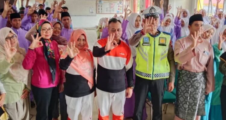 Bupati Lingga Bersama istri foto bersama dengan Satlantas Polres Lingga dan Siswa/i SMA Negeri 1 Singkep Pesisir. F. Redaksi