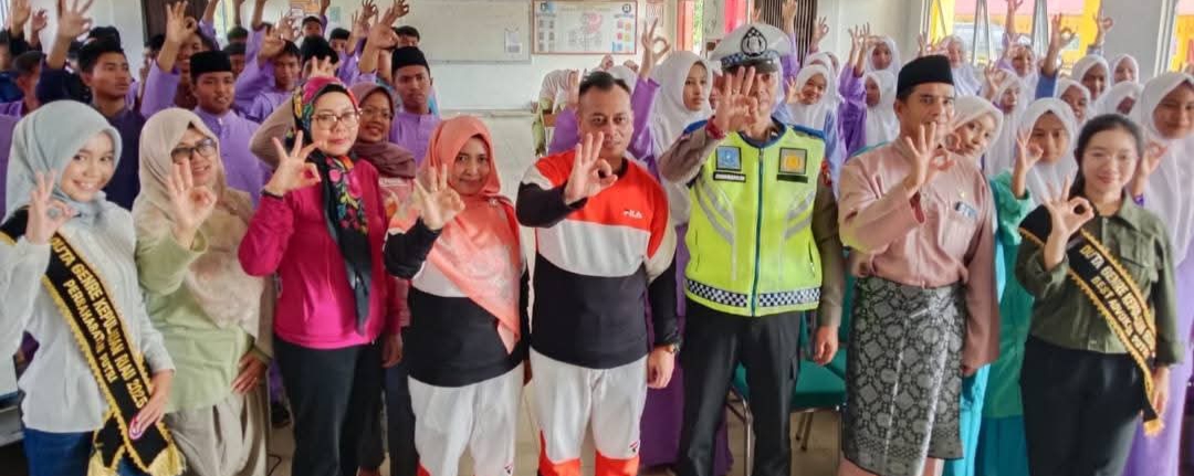 Bupati Lingga Bersama istri foto bersama dengan Satlantas Polres Lingga dan Siswa/i SMA Negeri 1 Singkep Pesisir. F. Redaksi