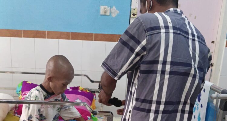 Sugih saat menjalani perawatan medis di RSUD Dabo Singkep. F. Redaksi