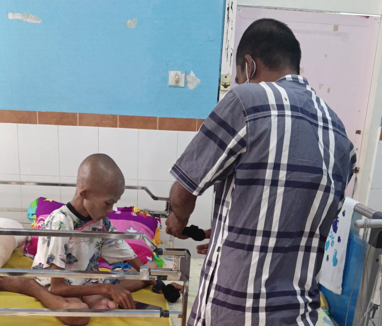 Sugih saat menjalani perawatan medis di RSUD Dabo Singkep. F. Redaksi