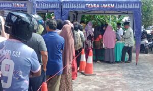 Warga saat mengantri di bazar sembako murah, Kamis (26/2/2026). F. Redaksi