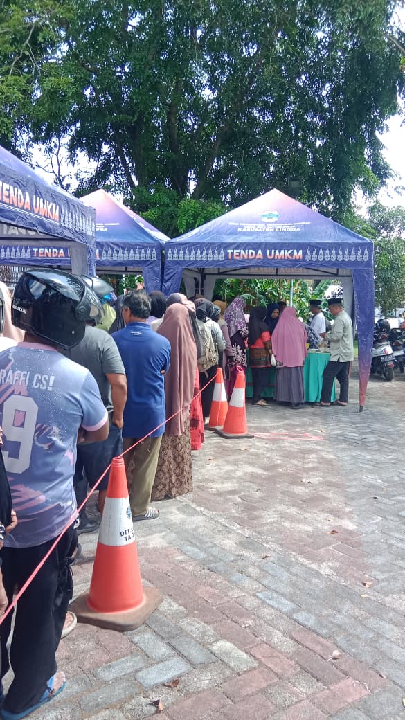 Warga saat mengantri di bazar sembako murah, Kamis (26/2/2026). F. Redaksi