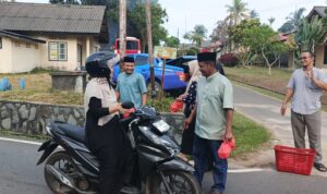 Kadis PerindagKop UMKM Lingga, Febrizal Taufik saat membagikan takjil kepada pengendara, Sabtu (28/2). F. Redaksi