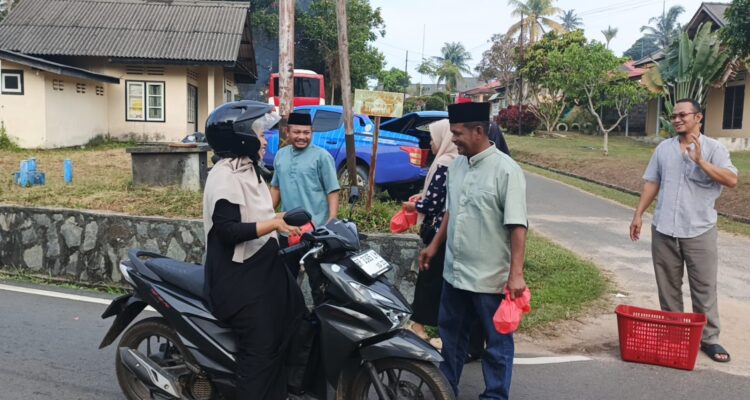 Kadis PerindagKop UMKM Lingga, Febrizal Taufik saat membagikan takjil kepada pengendara, Sabtu (28/2). F. Redaksi