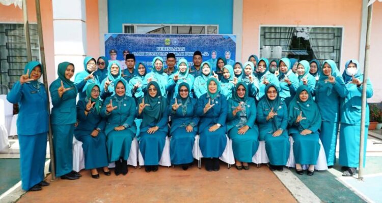 Ketua TP PKK Kabupaten Lingga Maratusholiha Nizar menghadiri peringatan HKG PKK ke-54 tahun 2026 dengan penyaluran 125 paket sembako dan berbagai kegiatan sosial bagi masyarakat | f. Diskominfo Lingga