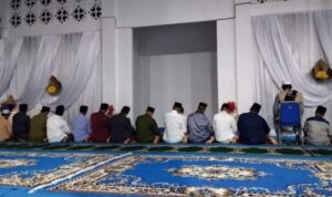 Bupati Lingga Muhammad Nizar bersama Wakil Bupati dan Sekda melaksanakan salat malam Lailatul Qadar di Masjid Megat Kuning. Masyarakat diajak memperbanyak ibadah pada 10 malam terakhir Ramadan | f. Diskominfo Lingga