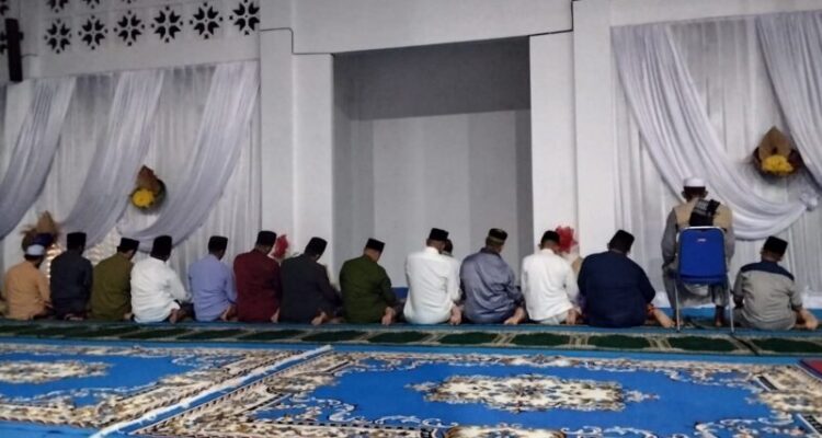Bupati Lingga Muhammad Nizar bersama Wakil Bupati dan Sekda melaksanakan salat malam Lailatul Qadar di Masjid Megat Kuning. Masyarakat diajak memperbanyak ibadah pada 10 malam terakhir Ramadan | f. Diskominfo Lingga