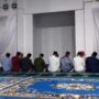 Bupati Lingga Muhammad Nizar bersama Wakil Bupati dan Sekda melaksanakan salat malam Lailatul Qadar di Masjid Megat Kuning. Masyarakat diajak memperbanyak ibadah pada 10 malam terakhir Ramadan | f. Diskominfo Lingga