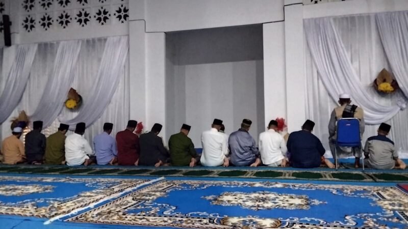 Bupati Lingga Muhammad Nizar bersama Wakil Bupati dan Sekda melaksanakan salat malam Lailatul Qadar di Masjid Megat Kuning. Masyarakat diajak memperbanyak ibadah pada 10 malam terakhir Ramadan | f. Diskominfo Lingga