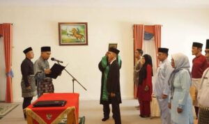 Wakil Bupati Lingga Novrizal melantik Irfan Andaria sebagai Direktur Perumda Air Minum Tirta Lingga periode 2026–2031 di Gedung Daerah Dabo Singkep. Pelantikan ini diharapkan meningkatkan pelayanan air bersih bagi masyarakat | f. Diskominfo Lingga