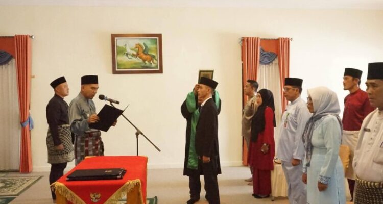 Wakil Bupati Lingga Novrizal melantik Irfan Andaria sebagai Direktur Perumda Air Minum Tirta Lingga periode 2026–2031 di Gedung Daerah Dabo Singkep. Pelantikan ini diharapkan meningkatkan pelayanan air bersih bagi masyarakat | f. Diskominfo Lingga