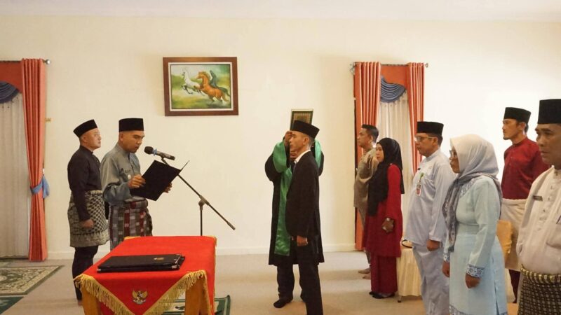 Wakil Bupati Lingga Novrizal melantik Irfan Andaria sebagai Direktur Perumda Air Minum Tirta Lingga periode 2026–2031 di Gedung Daerah Dabo Singkep. Pelantikan ini diharapkan meningkatkan pelayanan air bersih bagi masyarakat | f. Diskominfo Lingga