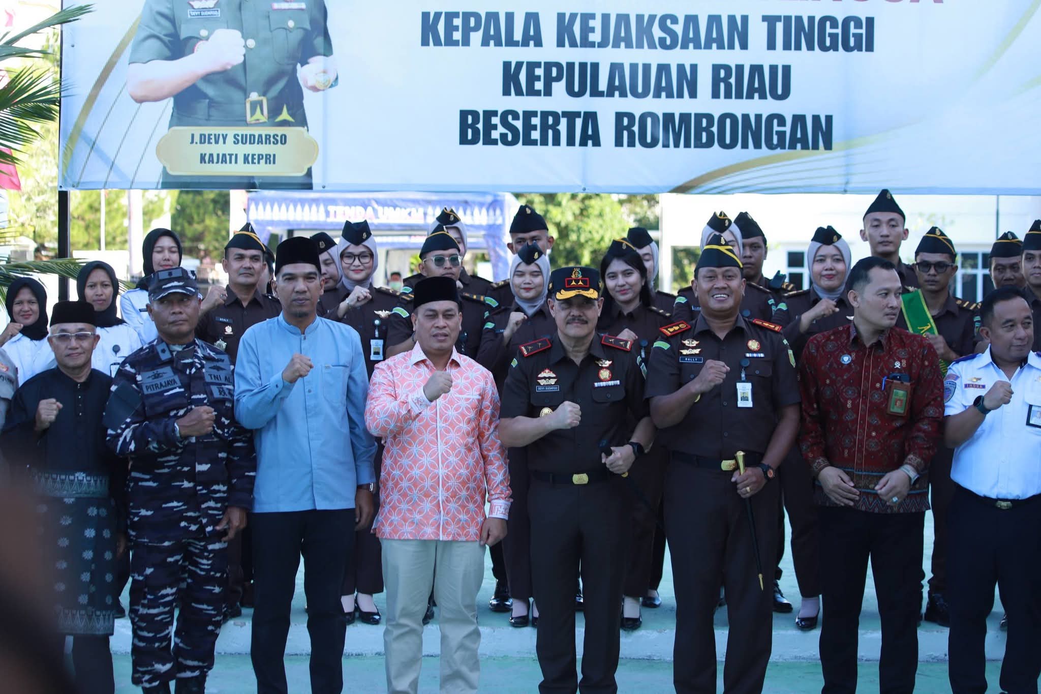 Kajati Kepri J. Devy Sudarso meresmikan gedung serbaguna Kejaksaan Negeri Lingga di Dabo Singkep. Fasilitas ini diharapkan meningkatkan pelayanan hukum dan kinerja aparat kejaksaan | f. Prokopim Lingga