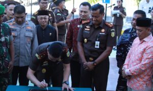 Kajati Kepri J. Devy Sudarso meresmikan gedung serbaguna Kejaksaan Negeri Lingga di Dabo Singkep. Fasilitas ini diharapkan meningkatkan pelayanan hukum dan kinerja aparat kejaksaan | f. Prokopim Lingga