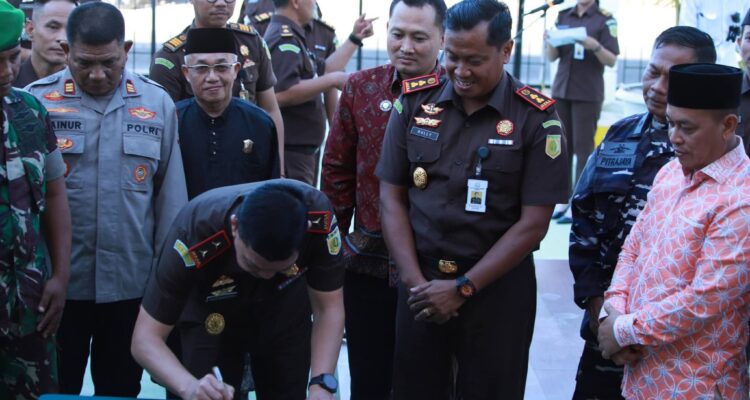 Kajati Kepri J. Devy Sudarso meresmikan gedung serbaguna Kejaksaan Negeri Lingga di Dabo Singkep. Fasilitas ini diharapkan meningkatkan pelayanan hukum dan kinerja aparat kejaksaan | f. Prokopim Lingga