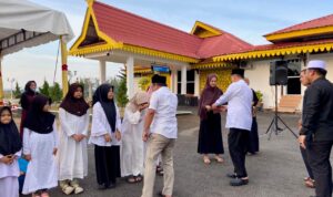 Kepala UPBU Kelas III Dabo Singkep, Indra Rokhman saat memberikan santunan kepada anak yatim-piatu, Senin (2/3). F. Redaksi