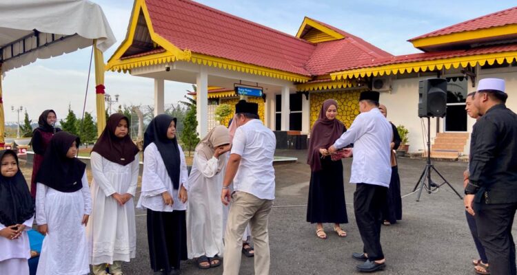 Kepala UPBU Kelas III Dabo Singkep, Indra Rokhman saat memberikan santunan kepada anak yatim-piatu, Senin (2/3). F. Redaksi