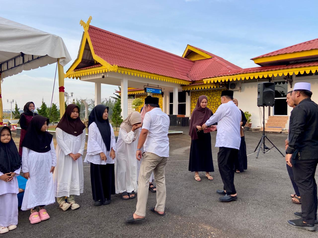 Kepala UPBU Kelas III Dabo Singkep, Indra Rokhman saat memberikan santunan kepada anak yatim-piatu, Senin (2/3). F. Redaksi