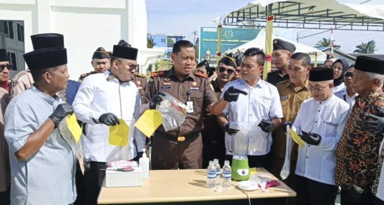 Kejaksaan Negeri Lingga memusnahkan barang bukti perkara pidana yang telah inkracht, mulai dari sabu, handphone hingga alat hisap narkotika. Pemusnahan dilakukan sebagai pelaksanaan putusan pengadilan | f. Redaksi