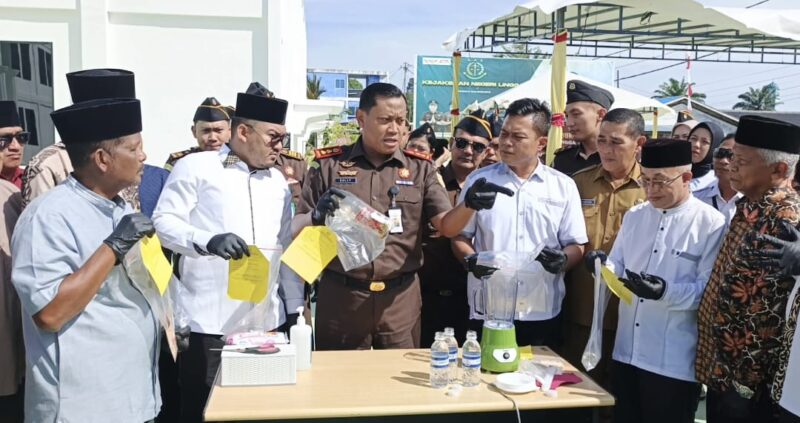 Kejaksaan Negeri Lingga memusnahkan barang bukti perkara pidana yang telah inkracht, mulai dari sabu, handphone hingga alat hisap narkotika. Pemusnahan dilakukan sebagai pelaksanaan putusan pengadilan | f. Redaksi