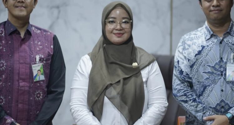 Ketua DPRD Kabupaten Lingga, Maya Sari, S.Sos., M.IP menerima kunjungan silaturahmi dari perwakilan BPJS Ketenagakerjaan Tanjung Pinang di ruang kerjanya | f. Redaksi