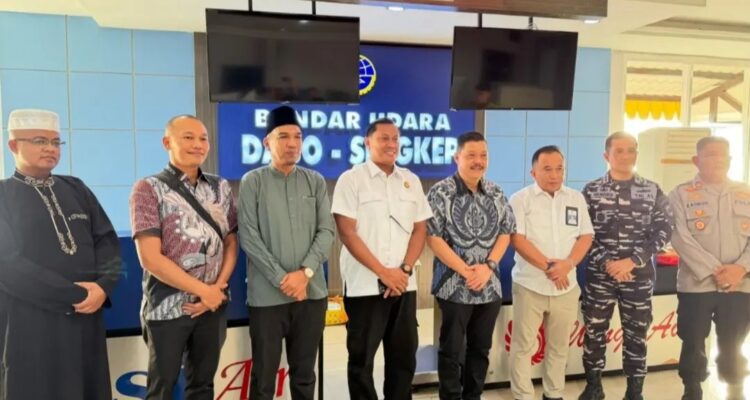 Wakil Bupati Lingga bersama Forkopimda mengantarkan kepulangan Kajati Kepri dari Bandara Dabo Singkep. Kunjungan kerja tersebut diharapkan memperkuat sinergi penegakan hukum dan pembangunan daerah | f. Diskominfo Lingga